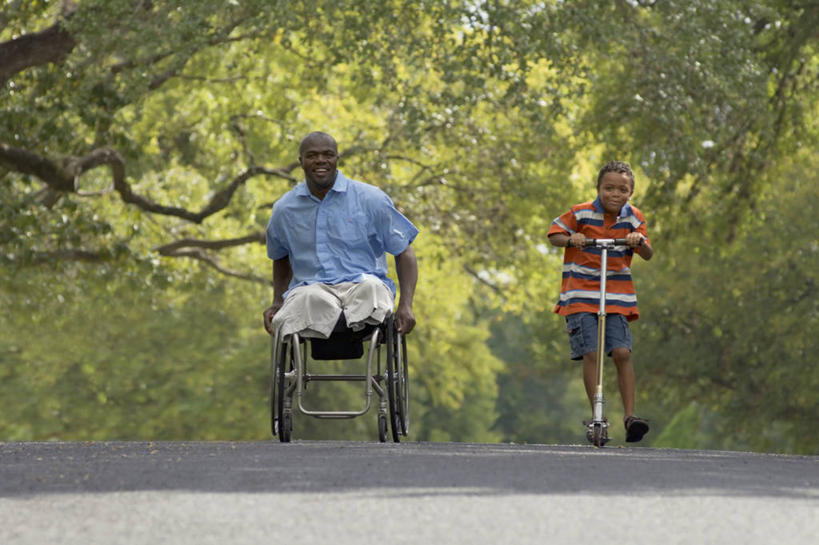 西方人,儿童,成年人,中年人,两个人,家庭,父亲,儿子,病人,横图,正面,锻炼,快乐,比赛,运动,竞争,欧洲,非洲,黑人,欧洲人,连接,娱乐,车,轮椅,手推车,交通工具,休闲,温暖,温馨,一家人,治疗,摄影,迅速,和睦,手术,医疗,开刀,体育运动,载具,病患,残疾,体育,男孩,男人,中年男性,非洲人,患者,就医者,彩图,健身,外科手术,融洽