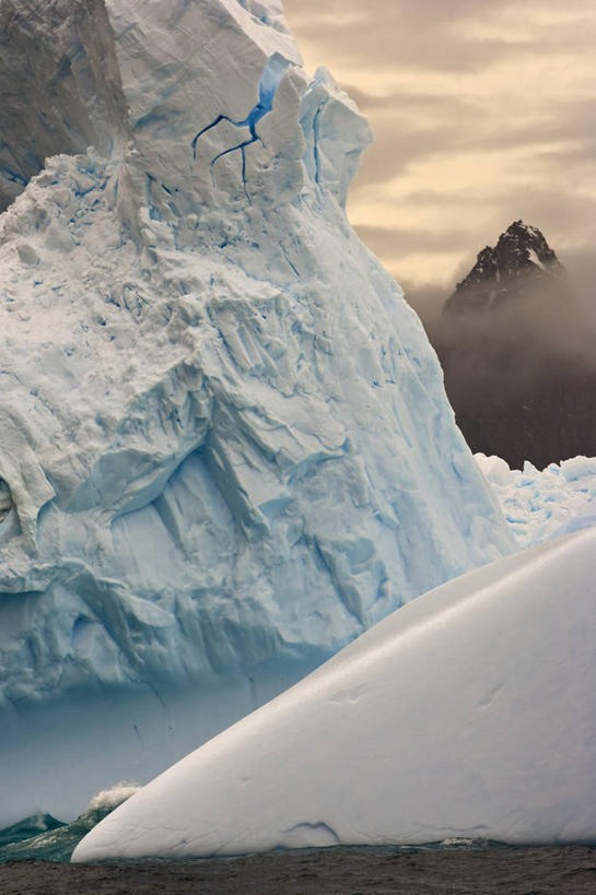 无人,竖图,室外,白天,冰山,海洋,美景,全球变暖,堆积,环保,科学,冰,光,景观,天气,干净,蓝色,自然,景色,寒冷,摄影,巨大,庞大,能源,气象,环境,风化,回收,资源,气候,自然风光,南极洲,冰河,海景,利用,低碳,纯净,循环,持续,南极半岛,宏大,硕大,伟大,完美,风蚀,石化,次南极区群岛,风蚀地貌,岩石层,自然地理,危险,岩石,彩图,南冰洋,淡水