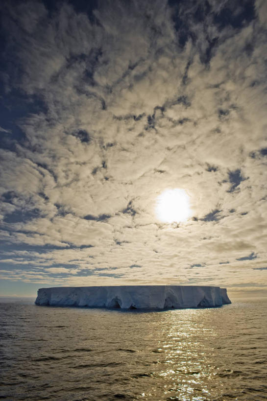 无人,竖图,室外,白天,冰山,海洋,太阳,全球变暖,日光,堆积,云,宏伟,自然,寒冷,摄影,巨大,庞大,气象,环境,风化,气候,南极洲,冰河,海景,地貌,南极半岛,宏大,硕大,伟大,风蚀,石化,风蚀地貌,岩石层,岩石,彩图,南冰洋,淡水