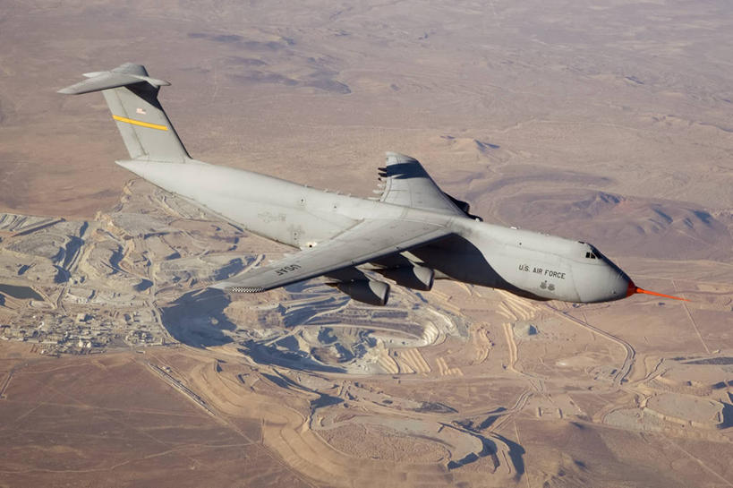 无人,横图,俯视,航拍,室外,白天,侧面,技术,沙漠,飞机,美国,军事,飞,一个,战争,摄影,空军,巨大,庞大,单个,矿产,战斗机,鸟瞰,矿物,加利福尼亚,比例,军用机,C-5运输机,宏大,硕大,伟大,货机,彩图,高角度拍摄,爱德华兹空军基地,美国空军