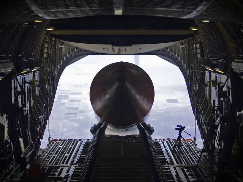 无人,横图,室外,白天,技术,飞机,美国,军事,战争,运输,摄影,空军,巨大,落下,庞大,面板,直升机,北美,北美洲,加利福尼亚,美洲,比例,军用机,运输机,美军,军用战斗机,军用运输器,C-17环球霸王III,C-17运输机,北亚美利加洲,亚美利加洲,宏大,硕大,伟大,货机,彩图,爱德华兹空军基地,美利坚合众国,美国空军