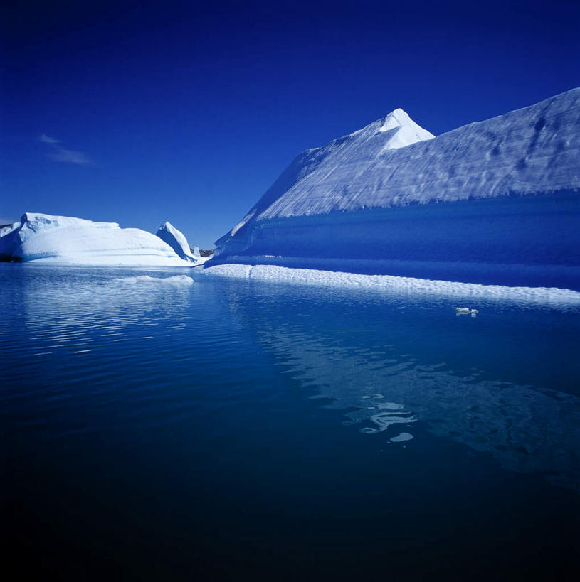无人,竖图,室外,白天,正面,旅游,度假,冰山,河流,石头,美景,山,水,一堆,阴影,波纹,堆叠,堆积,光线,石子,影子,冰,河水,景观,山峰,水流,云,云朵,山峦,云彩,娱乐,冰川,蓝色,白云,倒影,蓝天,水纹,天空,阳光,自然,波浪,天,享受,休闲,景色,放松,寒冷,晴朗,堆,冰冷,倒映,自然风光,冰河,严寒,冰凉,酷寒,凛冽,凛凛,极冷,反照,石块,岩石,晴空,彩图