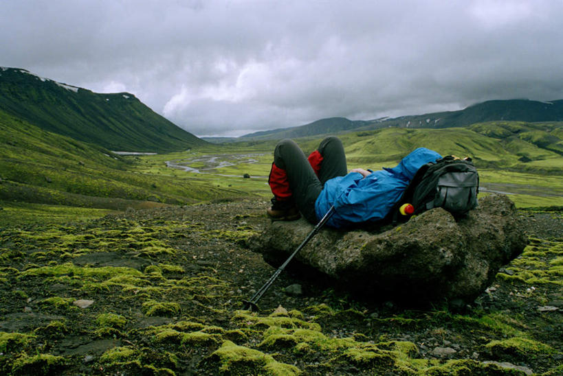 西方人,一个人,躺,横图,室外,白天,侧面,旅游,度假,草地,草坪,石头,美景,山,山脉,植物,欧洲,冰岛,欧洲人,仅一个男性,仅一个人,仅一个中年男性,阴影,服装,光线,包,石子,影子,景观,山峰,云,云朵,青苔,苔藓,山峦,云彩,旅行包,休闲装,娱乐,草,衣服,绿色,白云,阳光,自然,背包,群山,享受,休息,休闲,休闲服,景色,放松,服饰,自然风光,北欧,冰岛共和国,歇息,旅游包,苏息,卧着,男人,男性,中年男性,白种人,石块,岩石,躺着,卧,彩图,全身,双肩包