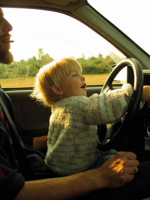 西方人,儿童,两个人,家庭,父亲,儿子,坐,竖图,室内,白天,侧面,纯洁,机器,仪器,植物,汽车,瑞典,欧洲,欧洲人,一辆,阴影,光线,影子,云,云朵,云彩,设备,车,树,树木,小孩,蓝色,绿色,白云,蓝天,天空,阳光,自然,方向盘,交通工具,轿车,天,驾驶,行驶,温暖,温馨,父子,一家人,父爱,可爱,童年,童趣,生长,成长,操纵,和睦,控制,斯堪的纳维亚,自然风光,载具,北欧,斯堪的纳维亚半岛,童真,操控,烂漫,无邪,把持,瑞典王国,天真,男孩,男人,男性,年轻男性,白种人,孩子,年轻人,坐着,半身,彩图,融洽,男生
