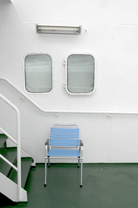 无人,栏杆,竖图,室内,白天,正面,旅游,度假,窗户,楼梯,轮船,船,椅子,照明,阴影,新鲜,光线,壁灯,扶手,影子,阶梯,墙,灯光,地面,娱乐,护栏,玻璃窗,墙壁,墙面,台阶,灯,绿色,灯具,交通工具,享受,休闲,放松,青春,甲板,照亮,生命,照明设备,渡轮,载具,和平,安详,冷色,彩图