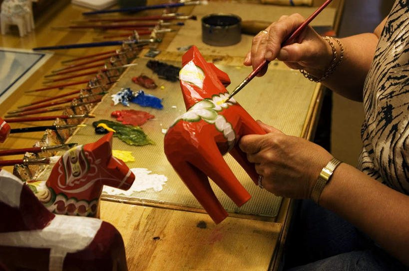 西方人,手,一个人,坐,横图,俯视,彩色,室内,特写,白天,抽象,绘画,集体,桌面,桌子,马,野生动物,木雕,雕塑,欧洲,欧洲人,仅一个女性,仅一个人,一排,握,朦胧,模糊,艺术,整齐,装饰,木制,彩绘,雕刻,雕像,图案,艺术品,利益,古典,拿,拿着,注视,文化,排列,动物,木制品,刷子,工艺品,观察,看,品味,仅一个中年女性,概念,团体,手部,握着,运输,牲畜,奋斗,观看,纪念,五颜六色,颜料,美术,色彩斑斓,愿望,察看,组织,高雅,工作室,队列,关注,主题,三匹,努力,五彩缤纷,陈列,功能,美学,五彩斑斓,理想,图文,五光十色,女人,女性,中年女性,白种人,坐着,半身,彩图,高角度拍摄,涂鸦