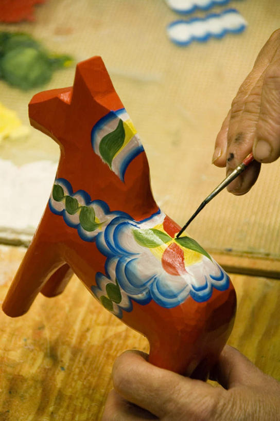 西方人,手,一个人,坐,竖图,俯视,彩色,室内,特写,白天,抽象,绘画,集体,桌面,桌子,马,野生动物,木雕,雕塑,欧洲,欧洲人,仅一个女性,仅一个人,一把,握,朦胧,模糊,艺术,装饰,木制,彩绘,雕刻,雕像,图案,艺术品,利益,古典,拿,拿着,注视,文化,一匹,动物,木制品,刷子,工艺品,观察,看,品味,仅一个中年女性,概念,团体,手部,握着,运输,牲畜,奋斗,观看,纪念,五颜六色,美术,色彩斑斓,愿望,察看,组织,高雅,工作室,关注,主题,努力,五彩缤纷,陈列,功能,美学,五彩斑斓,理想,图文,五光十色,女人,女性,中年女性,白种人,坐着,半身,彩图,高角度拍摄,涂鸦