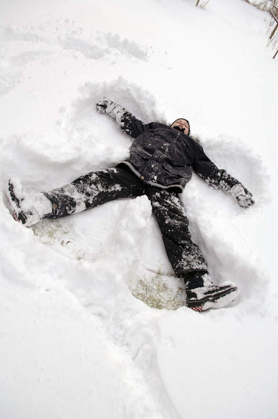 西方人,儿童,一个人,躺,伸展双臂,竖图,俯视,室外,白天,雪,大雪,欧洲,欧洲人,仅一个男性,仅一个人,形状,服装,积雪,雪景,冬季,冬天,休闲装,小孩,衣服,黑色,仅一个小孩,休闲,休闲服,高低,寒冷,服饰,张开双腿,凹凸,坑,严寒,形态,外形,卧着,男孩,男人,男性,白种人,孩子,敞开双臂,伸开双臂,躺着,卧,展开双肩,张开手臂,张开双臂,彩图,高角度拍摄,全身,男生