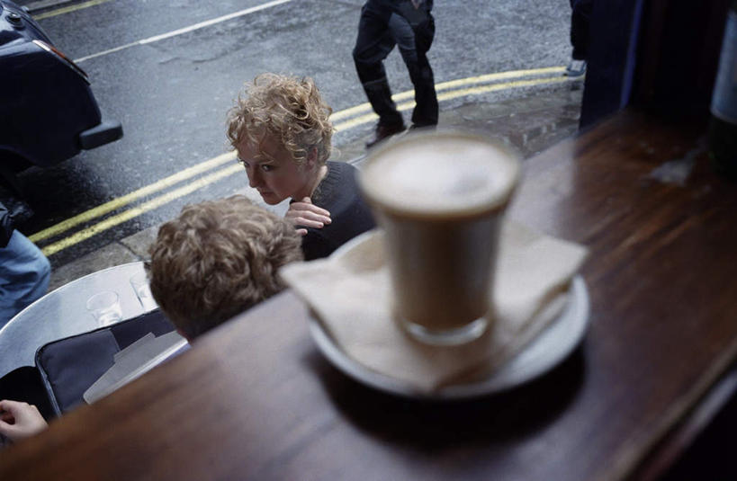 咖啡,西方人,两个人,伙伴,朋友,坐,说,横图,俯视,室外,白天,讨论,友谊,植物,道路,路,公路,豆,餐具,欧洲,欧洲人,阴影,服装,光线,碟子,盘,影子,分界线,豆类,豆子,停车线,交通,扭头,注视,休闲装,衣服,阳光,盘子,碟,咖啡豆,观察,看,转头,休闲,休闲服,服饰,观看,车行道,车行道分界线,察看,关注,标线,豆科,车行线,咖啡因,交流,友情,女人,女性,中年女性,白种人,马路,沟通,讲话,交谈,商讨,说话,谈话,坐着,半身,彩图,高角度拍摄