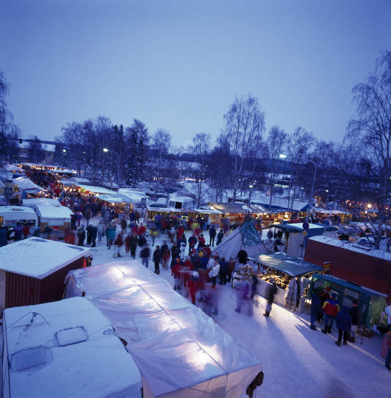 西方人,商店,走,竖图,俯视,室外,夜晚,雪,植物,大雪,欧洲,欧洲人,阴影,光线,影子,积雪,雪景,冬季,冬天,灯光,许多人,拥堵,拥挤,商铺,摊贩,树,树木,蓝色,绿色,蓝天,天空,自然,天,一群人,寒冷,生长,晴朗,成长,万里无云,严寒,市肆,商号,男人,男性,年轻男性,年轻女性,女人,女性,白种人,晴空,晴空万里,步行,散步,走路,彩图,高角度拍摄,全身,店铺