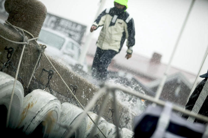 西方人,一个人,码头,走,横图,室外,白天,正面,工作服,制服,水,港口,汽车,帽子,欧洲,欧洲人,仅一个男性,仅一个人,头盔,液体,水滴,乌云,云,阴天,云朵,云彩,管道,车,仅一个年轻男性,天空,安全帽,绳子,交通工具,轿车,天,绳索,昏暗,阴沉,载具,工作制服,男人,男性,年轻男性,白种人,步行,散步,走路,半身,彩图,工作套服,摆渡口,埠头,渡口,渡头,港湾,海港,货运码头,口岸,商港