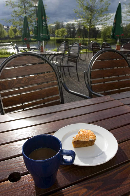 点心,面包,咖啡,无人,竖图,俯视,室外,特写,白天,幸福,草地,草坪,植物,餐桌,桌子,道路,路,静物,杯子,餐具,椅子,阴影,光线,碟子,盘,影子,云,云朵,小路,食品,面点,交通,云彩,娱乐,草,树,树木,食物,糕点,饮料,蓝色,绿色,白云,蓝天,天空,阳光,盘子,水杯,碟,天,享受,休闲,温馨,放松,乐趣,生长,成长,餐台,提神,舒适,醒脑,软饮料,茶杯,彩图,高角度拍摄