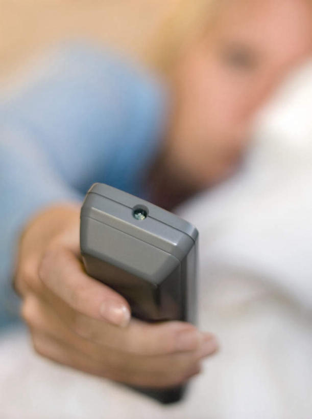 西方人,手,一个人,躺,竖图,室内,白天,正面,摆设,床,卧室,欧洲,欧洲人,仅一个年轻女性,仅一个女性,仅一个人,一张,敲打,握,阴影,朦胧,模糊,光线,影子,床单,拿,拿着,注视,设备,输入,被子,一个,阳光,遥控器,打字,观察,看,手部,握着,单人床,单个,观看,点击,敲击,控制,察看,被单,关注,装备,节制,管制,掌握,设置,卧着,按键,年轻女性,女人,女性,白种人,躺着,卧,半身,彩图,睡房,卧房