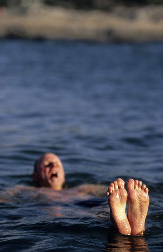 仰泳,游泳,西方人,一个人,竖图,室外,白天,正面,旅游,度假,河流,美景,水,欧洲,欧洲人,仅一个男性,仅一个人,仅一个中年男性,阴影,朦胧,模糊,光线,影子,河水,景观,水流,娱乐,阳光,自然,享受,休闲,景色,放松,自然风光,泅水,拍浮,男人,男性,中年男性,白种人,彩图,全身