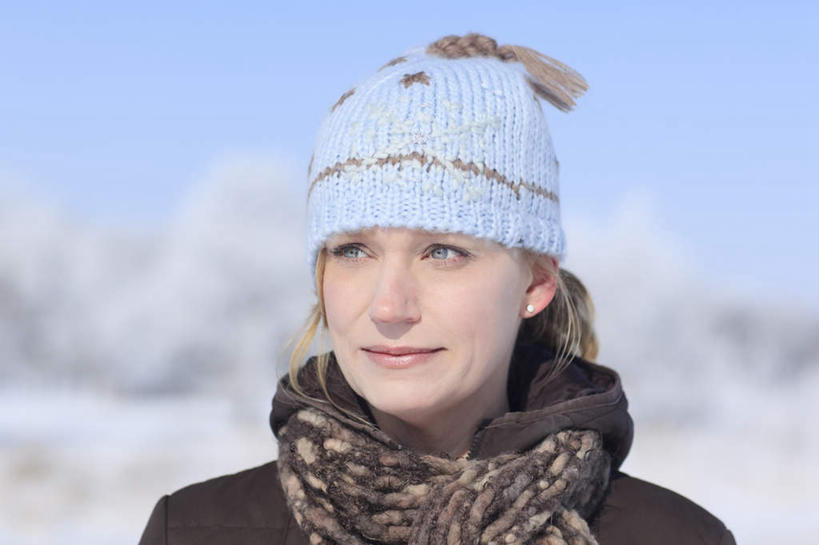 西方人,脸,头,脸颊,一个人,站,横图,室外,白天,正面,雪,植物,大雪,帽子,欧洲,加拿大,欧洲人,仅一个年轻女性,仅一个女性,仅一个人,服装,朦胧,模糊,装饰,积雪,雪景,冬季,冬天,注视,休闲装,树,树木,衣服,蓝色,绿色,蓝天,天空,围巾,天,观察,看,站着,休闲,温暖,休闲服,寒冷,服饰,生长,晴朗,成长,围脖,观看,保暖,华丽,点缀,察看,北美,北美洲,御寒,关注,美洲,万里无云,北亚美利加洲,亚美利加洲,衬托,美观,雅致,雅观,编织帽,严寒,马尼托巴,马尼托巴省,曼尼托巴省,年轻女性,女人,女性,白种人,头部,脸部,脸蛋,面部,晴空,晴空万里,站立,半身,彩图