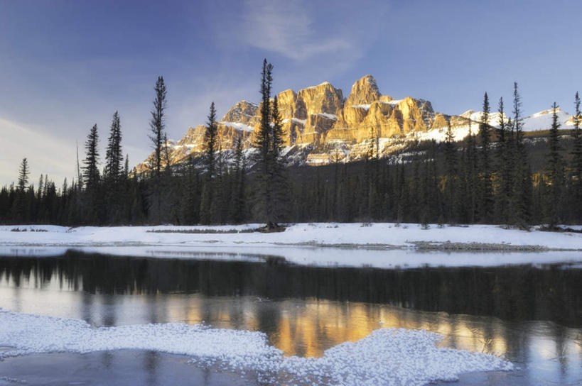 无人,横图,室外,白天,正面,旅游,度假,河流,美景,山,树林,水,雪,雪山,植物,大雪,加拿大,阴影,光线,影子,冰,河水,积雪,景观,山峰,水流,雪景,云,云朵,冬季,冬天,山峦,云彩,娱乐,树,树木,蓝色,绿色,白云,倒影,蓝天,天空,阳光,自然,天,享受,休闲,景色,放松,寒冷,生长,晴朗,成长,冰冷,倒映,北美,北美洲,国家公园,自然风光,美洲,阿尔伯塔省,班夫国家公园,阿尔伯塔,北亚美利加洲,亚美利加洲,严寒,冰凉,酷寒,凛冽,凛凛,极冷,艾伯塔,艾伯塔省,反照,晴空,彩图