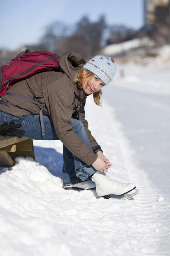 西方人,一个人,蹲,竖图,室外,白天,侧面,树林,雪,植物,大雪,帽子,欧洲,欧洲人,仅一个年轻女性,仅一个女性,仅一个人,阴影,服装,朦胧,模糊,光线,包,影子,积雪,雪景,冬季,冬天,旅行包,注视,休闲装,树,树木,衣服,蓝色,绿色,蓝天,天空,阳光,自然,背包,天,观察,看,休闲,休闲服,寒冷,服饰,生长,晴朗,成长,观看,察看,关注,万里无云,无边帽,严寒,旅游包,年轻女性,女人,女性,白种人,晴空,晴空万里,蹲着,半身,彩图,双肩包