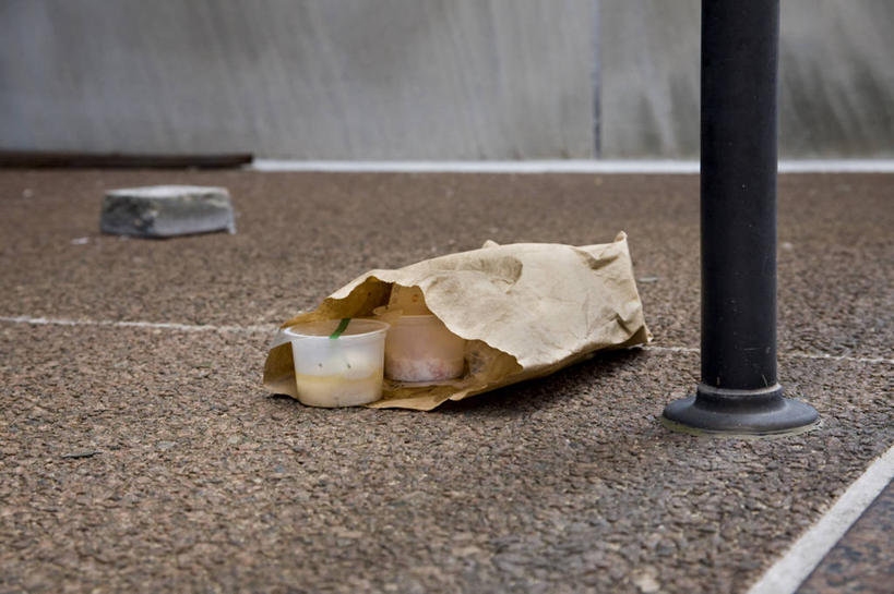 无人,横图,室外,白天,正面,道路,路,阴影,粗糙,光线,影子,光,人行道,小路,食品,地面,交通,凌乱,食物,垃圾袋,混乱,纷乱,缭乱,庞杂,杆子,彩图