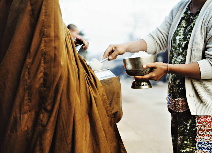 米饭,东方人,手,三个人,站,举,横图,俯视,室外,白天,托盘,金属制品,亚洲,握,阴影,服装,朦胧,模糊,光线,金属,影子,勺子,地面,饭,拿,拿着,休闲装,黄种人,衣服,阳光,容器,调羹,汤匙,碗,托,站着,休闲,手部,休闲服,握着,服饰,储藏,五谷,储存,道袍,男人,男性,女人,女性,中年男性,中年女性,亚洲人,举起,举手,举着,向上举,向上伸,向上托,站立,半身,彩图,高角度拍摄,贮存