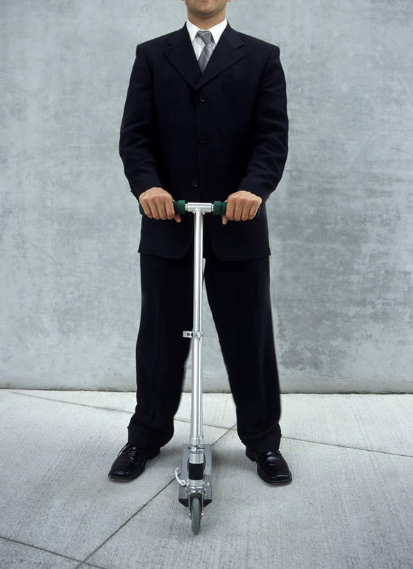 西方人,一个人,站,竖图,室内,白天,正面,衬衫,西装,锻炼,运动,欧洲,欧洲人,仅一个男性,仅一个人,一辆,阴影,套装,正装,光线,影子,领带,拿,拿着,职业装,仅一个年轻男性,黑色,阳光,站着,体育,玩具车,男人,男性,年轻男性,白种人,站立,半身,彩图,衬衣,健身