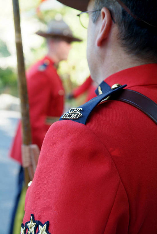 西方人,两个人,警察,警卫,站,竖图,室外,白天,植物,道路,路,公路,帽子,欧洲,欧洲人,阴影,光线,旗杆,眼镜,影子,交通,注视,树,树木,背面,红色,绿色,阳光,观察,看,站着,生长,成长,观看,察看,关注,警服,男人,男性,中年男性,白种人,保安,警卫员,看守,卫兵,马路,站立,半身,彩图