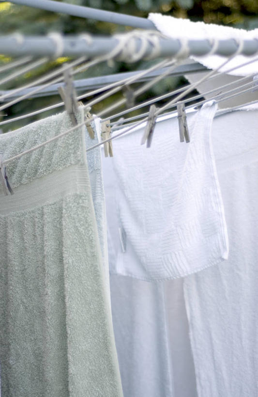 无人,竖图,室外,特写,白天,正面,静物,衣架,一排,许多,吊挂,晾晒,悬挂,朦胧,模糊,整齐,木制,纺织物,很多,挂,排列,白色,夹子,木制品,毛巾,清洁,保暖,队列,衣夹,透气,防水,储水,耐磨,吸水,挂衣架,晾衣架,彩图