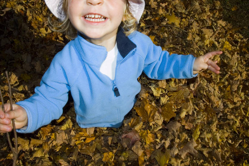 西方人,儿童,一个人,站,笑,微笑,露齿笑,横图,俯视,室外,白天,纯洁,秋季,帽子,叶子,欧洲,欧洲人,仅一个女性,仅一个人,一堆,握,阴影,堆叠,堆积,光线,影子,枯叶,落叶,拿,拿着,小孩,阳光,遮阳帽,站着,仅一个小孩,可爱,童年,童趣,握着,堆,童真,烂漫,无邪,一顶,天真,女孩,女人,女性,白种人,孩子,叶,叶片,秋,秋天,站立,半身,彩图,高角度拍摄,女生