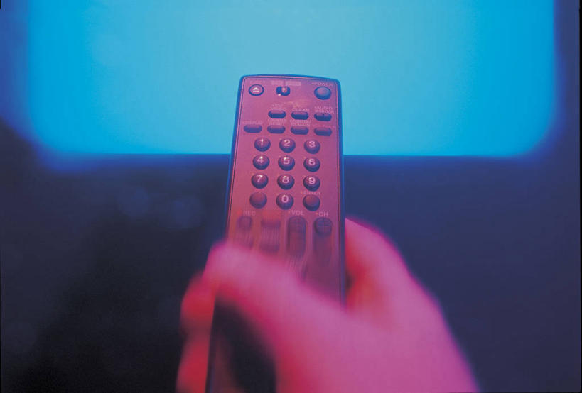 西方人,手,一个人,坐,横图,室内,特写,白天,正面,电视,欧洲,欧洲人,仅一个男性,仅一个人,仅一个中年男性,握,朦胧,模糊,拿,拿着,遥控器,手部,握着,单手,一台,控制,调节,彩电,彩色电视机,显像管屏,显像管屏幕,节制,管制,掌握,男人,男性,中年男性,白种人,电视机,坐着,半身,彩图