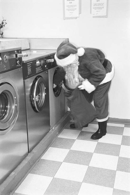 西方人,一个人,站,抱,竖图,黑白,室内,白天,正面,民族服装,帽子,欧洲,欧洲人,仅一个男性,仅一个人,一排,圣诞老人,弯腰,握,整齐,电器,拿,拿着,注视,排列,一个,红色,观察,看,站着,仅一个老年男性,圣诞帽,握着,洗衣机,单个,抱着,观看,察看,家电,家用电器,搂着,滚筒洗衣机,队列,关注,弯身,一顶,棉帽,老年男性,男人,男性,白种人,搂,搂抱,清洗,洗涤,站立,全身,传统服装,民俗服