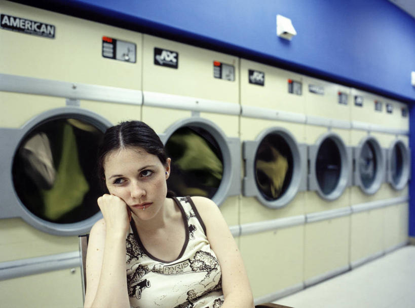 西方人,一个人,坐,横图,室内,白天,正面,欧洲,欧洲人,仅一个年轻女性,仅一个女性,仅一个人,一排,撑,阴影,服装,朦胧,模糊,整齐,光线,电器,影子,灯光,托腮,注视,休闲装,排列,衣服,观察,看,托,休闲,思考,休闲服,服饰,洗衣机,观看,察看,家电,家用电器,滚筒洗衣机,队列,关注,托下巴,思虑,年轻女性,女人,女性,白种人,清洗,洗涤,坐着,半身,彩图