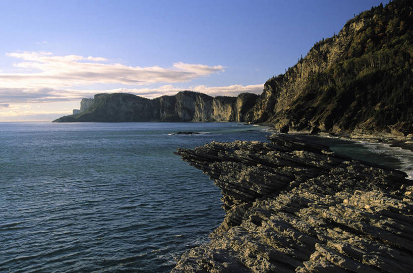 无人,横图,室外,白天,正面,旅游,度假,石头,美景,山,山脉,植物,加拿大,石子,景观,山峰,水平线,悬崖,云,云朵,辽阔,海平线,山峦,云彩,娱乐,蓝色,绿色,白云,蓝天,天空,自然,群山,天,享受,休闲,陡峭,广阔,景色,放松,生长,晴朗,成长,一望无际,北美,北美洲,自然风光,美洲,北亚美利加洲,亚美利加洲,绝壁,加斯佩半岛,笔陡,峻峭,无边无际,一马平川,石块,岩石,晴空,彩图,水天相接,水天一线