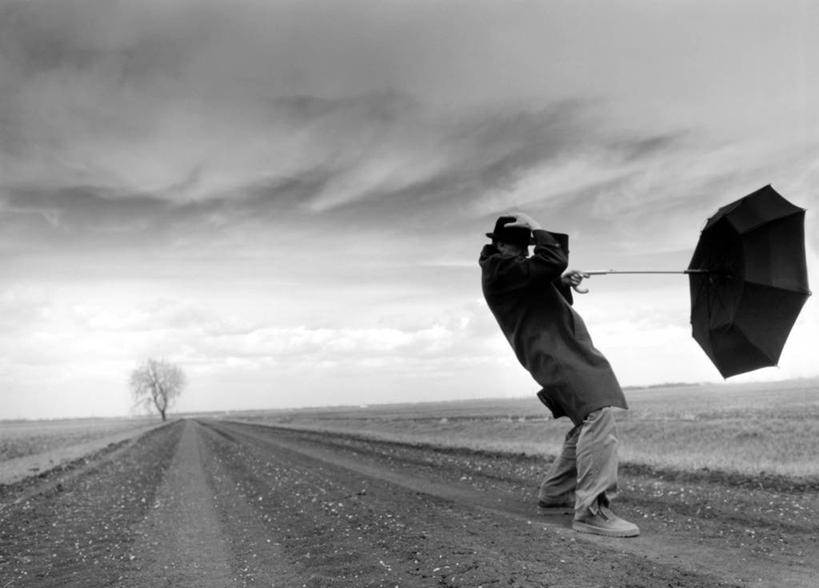 西方人,一个人,站,拉,横图,黑白,室外,白天,侧面,旅游,度假,草地,草原,美景,植物,风,大风,道路,路,公路,帽子,欧洲,欧洲人,仅一个男性,仅一个人,仅一个中年男性,一把,阴影,光线,伞,影子,雨伞,景观,旷野,云,云朵,交通,拿,云彩,拿着,娱乐,阳伞,草,树,树木,蓝色,绿色,白云,蓝天,天空,阳光,自然,天,吹,站着,享受,休闲,景色,放松,生长,成长,自然风光,原野,男人,男性,中年男性,白种人,马路,站立,全身