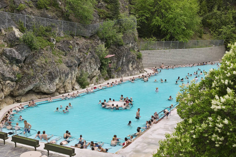 西方人,体育馆,游泳池,公园,站,坐,横图,俯视,室外,白天,泳装,比基尼,石头,山,水,植物,欧洲,加拿大,欧洲人,石子,山峰,水池,水面,山峦,许多人,注视,泳池,树,树木,绿色,自然,观察,看,站着,一群人,生长,成长,观看,察看,游泳馆,北美,北美洲,国家公园,关注,美洲,北亚美利加洲,亚美利加洲,卑诗省,不列颠哥伦比亚,不列颠哥伦比亚省,库特尼国家公园,男人,男性,年轻男性,年轻女性,女人,女性,白种人,石块,岩石,站立,坐着,彩图,高角度拍摄,全身,三点式,泳衣,卑斯省