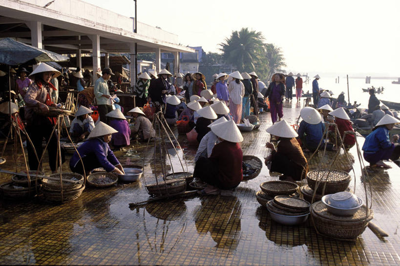 东方人,走,蹲,交叉,横图,俯视,室外,白天,竹子,亚洲,一堆,阴影,堆叠,堆积,竹制,服装,编织,光线,篮子,影子,市场,许多人,凌乱,拥堵,拥挤,注视,休闲装,黄种人,摊贩,斗笠,衣服,阳光,竹篮,观察,看,一群人,休闲,休闲服,服饰,观看,竹条,堆,交织,察看,混乱,竹制品,关注,穿插,纷乱,缭乱,庞杂,笠帽,男人,男性,女人,女性,中年男性,中年女性,亚洲人,步行,蹲着,走路,彩图,高角度拍摄,全身