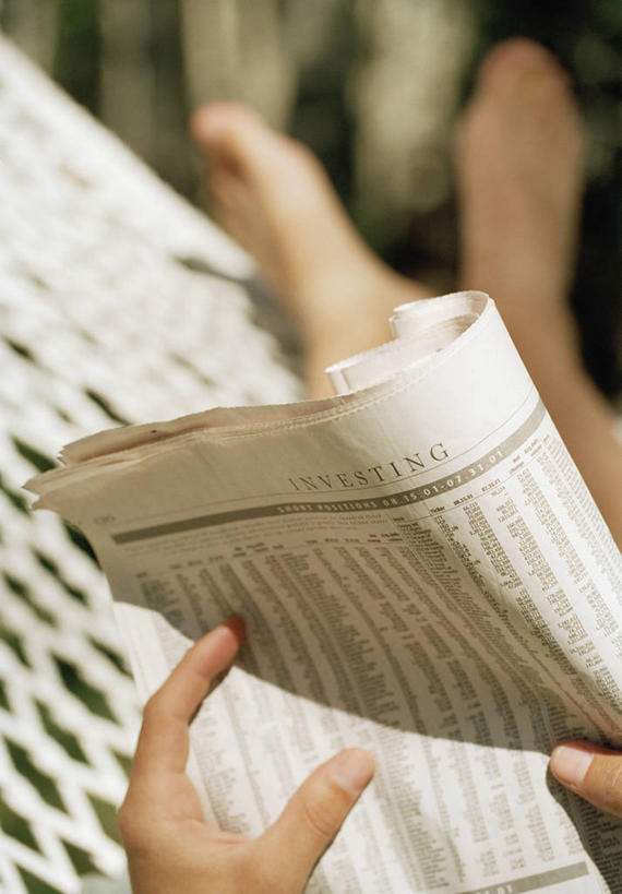 西方人,手,一个人,躺,竖图,俯视,室内,特写,白天,阅读,床,吊床,报纸,欧洲,欧洲人,仅一个年轻女性,仅一个女性,仅一个人,吊挂,握,悬挂,学习,朦胧,模糊,挂,拿,拿着,看,享受,手部,浏览,握着,安逸,安适,清闲,卧着,年轻女性,女人,女性,白种人,躺着,卧,半身,彩图,高角度拍摄