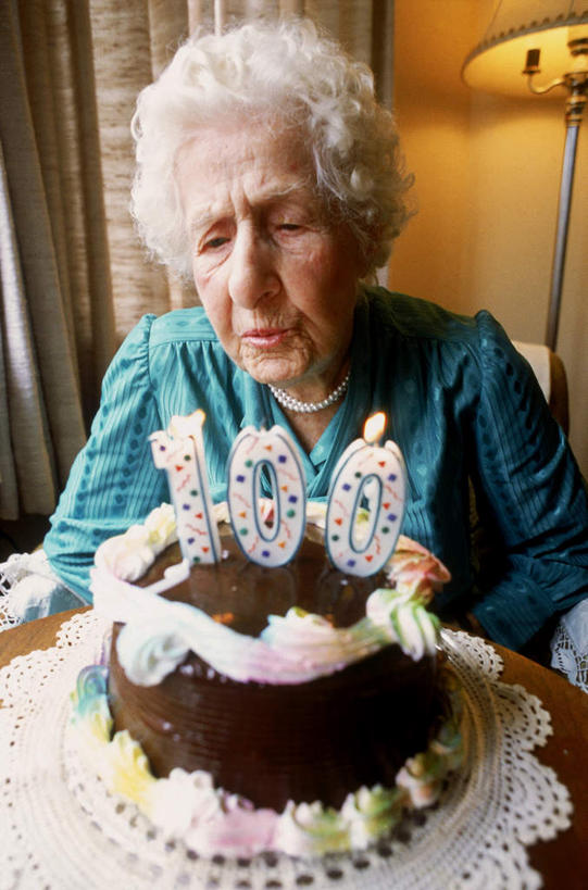 点心,西方人,一个人,坐,竖图,室内,白天,正面,窗帘,蜡烛,项链,照明,欧洲,欧洲人,仅一个女性,仅一个人,阴影,服装,装饰,光线,壁灯,标志,火焰,数字,文字,影子,烛光,字符,灯光,食品,燃烧,注视,休闲装,文化,标识,灯,装饰品,食物,糕点,衣服,帘子,饰品,首饰,灯具,生日蛋糕,吹,点燃,观察,看,祈祷,休闲,休闲服,遮阳,许愿,阿拉伯数字,服饰,仅一个老年女性,观看,纪念,华丽,修饰,祈求,照亮,点缀,察看,照明设备,关注,衬托,美观,雅致,雅观,平安,老年女性,女人,女性,白种人,坐着,半身,彩图,蛋糕