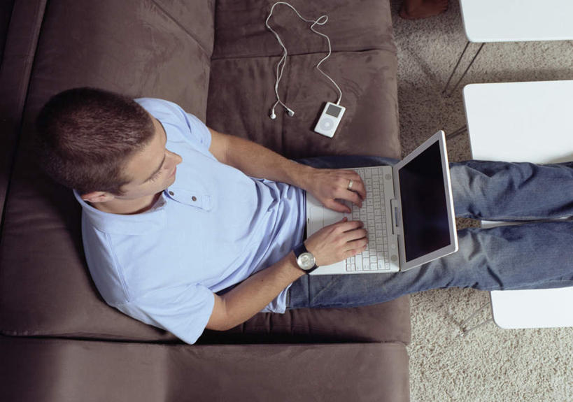 西方人,一个人,坐,横图,俯视,室内,白天,陶醉,快乐,电脑,笔记本电脑,沙发,桌子,欧洲,欧洲人,仅一个男性,仅一个人,敲打,握,阴影,服装,光线,网络,木制,影子,灯光,音乐,拿,音乐播放器,茶几,拿着,注视,休闲装,输入,通讯设备,仅一个年轻男性,衣服,白色,木制品,打字,低头,观察,看,享受,休闲,休闲服,握着,服饰,观看,点击,敲击,察看,卫生,无线,关注,通信设备,无线网络,布艺沙发,无线上网,便携式电脑,MP4播放器,纯真,洁净,光明,恬静,中间色,朴素,清白,按键,手提电脑,男人,男性,年轻男性,白种人,坐着,半身,彩图,高角度拍摄,播放器,沉醉