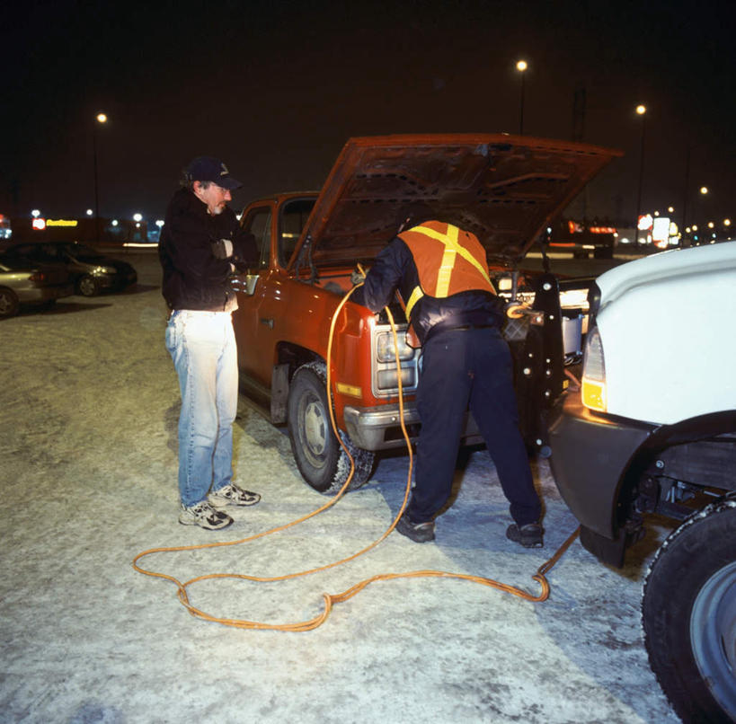 西方人,背部,两个人,站,摸,横图,室外,白天,正面,雪,大雪,路灯,指示牌,越野车,汽车,照明,欧洲,加拿大,欧洲人,两辆,抚摸,阴影,服装,电力,光线,标志,电线,文字,线,影子,积雪,雪景,冬季,冬天,灯光,电能,线路,注视,休闲装,标识,车,灯,衣服,蓝色,蓝天,天空,交通工具,天,观察,看,站着,休闲,休闲服,发动机,寒冷,服饰,晴朗,观看,电,电源,电源线,照亮,察看,北美,北美洲,照明设备,关注,载具,美洲,能量,吉普车,万里无云,北亚美利加洲,亚美利加洲,严寒,马尼托巴,马尼托巴省,曼尼托巴省,男人,男性,中年男性,白种人,晴空,晴空万里,触摸,接触,站立,彩图,全身
