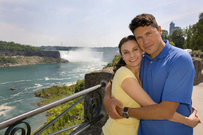 西方人,手,两个人,高楼大厦,栏杆,站,抱,笑,微笑,横图,室外,白天,正面,爱情,草地,草坪,瀑布,水,植物,大厦,建筑,摩天大楼,欧洲,欧洲人,一排,许多,阴影,飞溅,服装,整齐,溅,时间,光线,时钟,手表,液体,影子,水滴,围栏,地面,很多,浪漫,计时,注视,休闲装,护栏,水珠,草,树,树木,排列,衣服,蓝色,绿色,蓝天,天空,阳光,自然,钟表,天,观察,看,靠,靠着,站着,休闲,温暖,温馨,手部,休闲服,表,恩爱,恋人,服饰,生长,晴朗,成长,抱着,观看,腕表,和睦,察看,搂着,队列,关注,喷洒,万里无云,男人,男性,年轻男性,年轻女性,女人,女性,白种人,情侣,钟,跌水,晴空,晴空万里,怀抱,搂,搂抱,相抱,拥抱,站立,半身,彩图,大楼,高层建筑,高楼,摩天楼,伴侣,融洽