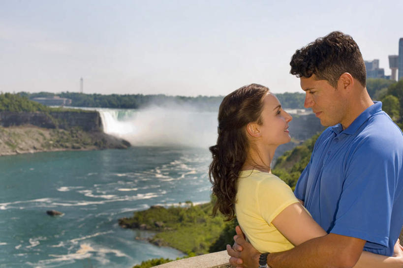 西方人,手,两个人,夫妻,抱,笑,微笑,露齿笑,横图,室外,白天,侧面,爱情,草地,草坪,河流,瀑布,水,植物,欧洲,欧洲人,一排,许多,阴影,飞溅,服装,整齐,溅,时间,光线,时钟,手表,液体,影子,河水,水滴,水流,地面,很多,浪漫,计时,注视,休闲装,相视,水珠,草,树,树木,排列,一个,衣服,蓝色,绿色,蓝天,天空,阳光,自然,钟表,天,观察,看,休闲,面对面,手部,休闲服,表,恩爱,恋人,服饰,生长,晴朗,单个,成长,抱着,观看,对视,腕表,察看,搂着,队列,关注,喷洒,相对,万里无云,相看,男人,男性,女人,女性,中年男性,中年女性,白种人,夫妇,情侣,钟,跌水,晴空,晴空万里,怀抱,搂,搂抱,相抱,拥抱,半身,彩图,伴侣