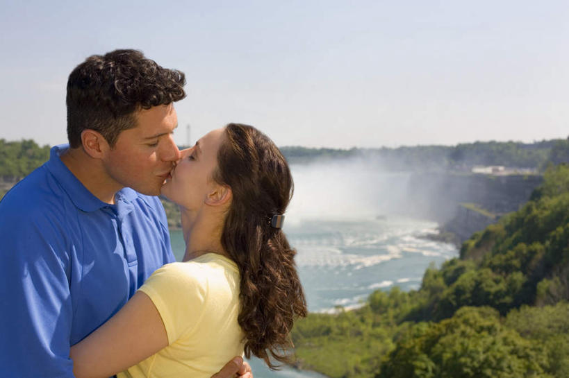 西方人,手,两个人,夫妻,闭眼,抱,吻,横图,室外,白天,侧面,爱情,草地,草坪,河流,瀑布,水,植物,欧洲,欧洲人,一排,许多,阴影,飞溅,服装,整齐,溅,时间,光线,时钟,手表,液体,影子,河水,水滴,水流,地面,很多,浪漫,计时,休闲装,水珠,草,树,树木,排列,一个,衣服,蓝色,绿色,蓝天,天空,阳光,自然,钟表,天,休闲,手部,休闲服,表,恩爱,恋人,服饰,生长,晴朗,单个,成长,抱着,腕表,搂着,队列,喷洒,万里无云,男人,男性,女人,女性,中年男性,中年女性,白种人,夫妇,情侣,钟,跌水,晴空,晴空万里,闭眼睛,闭着眼,闭着眼睛,怀抱,接吻,搂,搂抱,亲,亲吻,亲嘴,相抱,拥抱,半身,彩图,伴侣