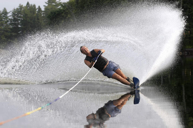 冲浪,西方人,一个人,站,横图,室外,白天,正面,锻炼,运动,河流,树林,水,植物,欧洲,欧洲人,仅一个男性,仅一个人,握,阴影,飞溅,朦胧,模糊,溅,光线,液体,影子,河水,水滴,水流,拿,拿着,水珠,树,树木,绿色,倒影,阳光,自然,站着,仅一个老年男性,握着,生长,成长,倒映,喷洒,滑水,水上运动,反照,体育,老年男性,男人,男性,白种人,站立,彩图,全身,健身,冲浪运动