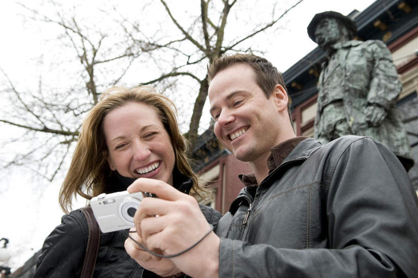 手,两个人,伙伴,朋友,家,站,笑,微笑,露齿笑,横图,室外,白天,仰视,友谊,植物,相机,雕塑,许多,握,阴影,服装,艺术,装饰,光线,雕刻,雕像,影子,房屋,屋子,枯树,枝条,地面,很多,拿,拿着,注视,休闲装,楼房,住宅,树,树木,树枝,一个,衣服,阳光,工艺品,低头,观察,看,站着,休闲,手部,休闲服,握着,服饰,单个,观看,纪念,美术,察看,关注,主题,陈列,功能,美学,虬枝,枝杈,友情,男人,男性,女人,女性,中年男性,中年女性,照相机,站立,半身,彩图,低角度拍摄,房子