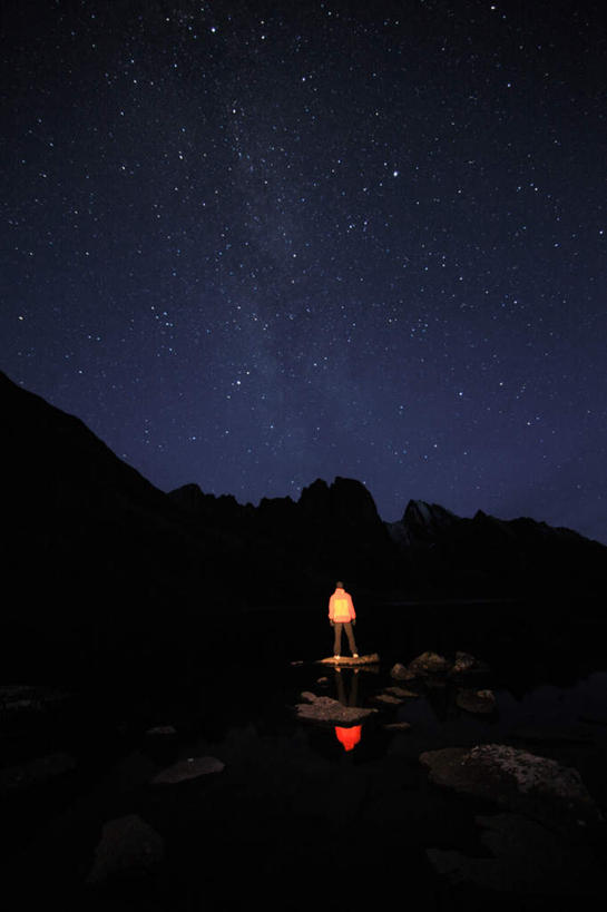 西方人,一个人,站,竖图,室外,夜晚,正面,旅游,度假,山,山脉,植物,欧洲