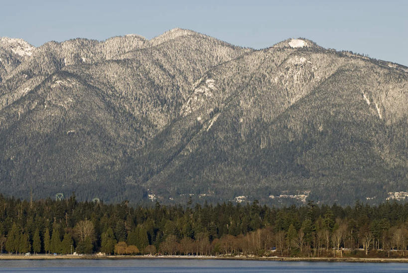 无人,公园,横图,室外,白天,正面,旅游,度假,海浪,海洋,美景,山,树林,雪,雪山,植物,雾,大雪,加拿大,阴影,朦胧,模糊,光线,影子,冰,积雪,景观,浪花,山峰,雪景,冬季,冬天,山峦,娱乐,树,树木,蓝色,绿色,蓝天,天空,阳光,自然,海水,天,享受,休闲,景色,放松,寒冷,生长,成长,迷雾,冰冷,北美,北美洲,自然风光,美洲,海景,北亚美利加洲,亚美利加洲,严寒,冰凉,酷寒,凛冽,凛凛,极冷,卑诗省,不列颠哥伦比亚,不列颠哥伦比亚省,史丹利公园,斯坦利公园,温哥华,大海,风浪,海,海水的波动,近岸浪,涌浪,大雾,彩图