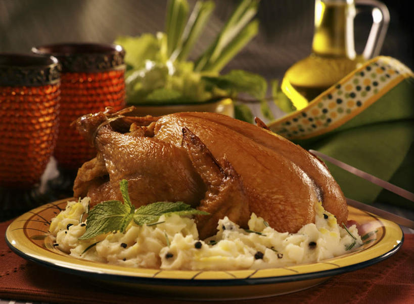 无人,横图,室内,特写,白天,正面,烧烤,餐桌,桌子,杯子,餐具,叶子,装饰,碟子,盘,鸡肉,肉,绿叶,烤肉,肉类,盘子,水杯,碟,嫩叶,烤鸡,餐台,华丽,修饰,点缀,配菜,肉食,衬托,美观,雅致,雅观,叶,叶片,茶杯,彩图