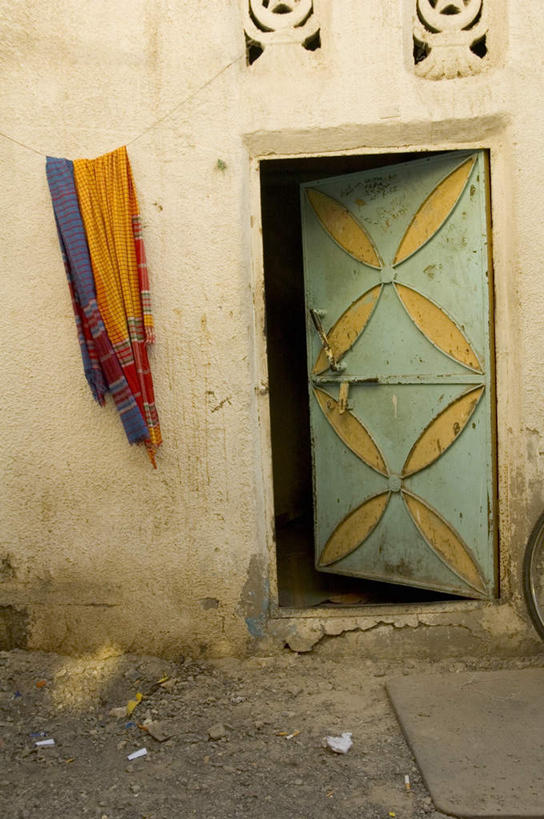 无人,竖图,室外,白天,正面,民族服装,旅游,度假,门,指示牌,阿联酋,亚洲,吊挂,悬挂,阴影,光线,标志,文字,影子,墙,挂,娱乐,标识,墙壁,墙面,阳光,门框,享受,休闲,放松,西亚,阿拉伯联合酋长国,彩图,传统服装,民俗服