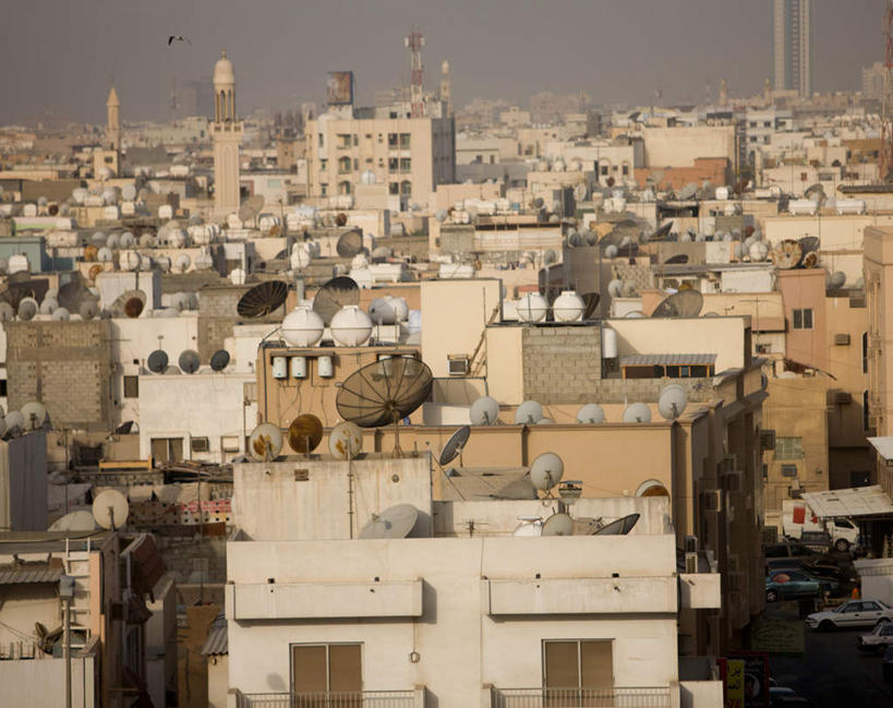 无人,家,横图,俯视,航拍,室外,白天,度假,天线,卫星,美景,城市风光,城市,道路,路,公路,汽车,阴影,光线,影子,房屋,屋顶,屋子,景观,公寓,交通,顶棚,娱乐,洋房,楼房,住宅,车,蓝色,蓝天,天空,阳光,交通工具,轿车,天,享受,休闲,景色,放松,信号,无线电,鸟瞰,载具,避雷针,卫星天线,卫星通信,卫星信号,马路,彩图,高角度拍摄,房子