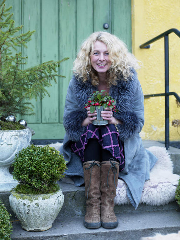 西方人,一个人,栏杆,坐,笑,微笑,露齿笑,竖图,室外,白天,正面,植物,楼梯,门,欧洲,欧洲人,仅一个年轻女性,仅一个女性,仅一个人,服装,新鲜,透明,扶手,阶梯,墙,辉煌,注视,休闲装,护栏,墙壁,墙面,台阶,衣服,黄色,绿色,自然,门框,观察,看,休闲,健康,休闲服,服饰,活泼,生长,成长,观看,青春,希望,暖色,察看,生命,关注,和平,安详,光辉,光明,冷色,功名,轻快,年轻女性,女人,女性,白种人,坐着,彩图,全身