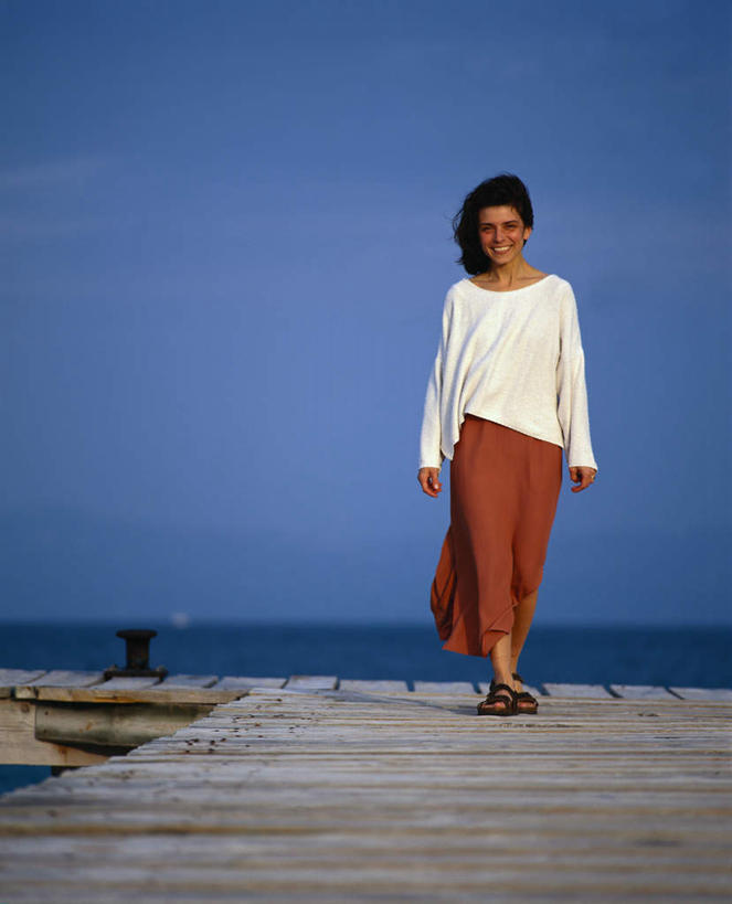 西方人,一个人,码头,站,竖图,室外,白天,正面,旅游,度假,港口,欧洲,欧洲人,仅一个年轻女性,仅一个女性,仅一个人,阴影,服装,光线,影子,注视,娱乐,衣服,红色,蓝色,蓝天,天空,阳光,天,观察,看,站着,享受,休闲,放松,服饰,晴朗,观看,察看,衣着,穿着,关注,万里无云,衣饰,年轻女性,女人,女性,白种人,晴空,晴空万里,站立,彩图,全身,摆渡口,埠头,渡口,渡头,港湾,海港,货运码头,口岸,商港